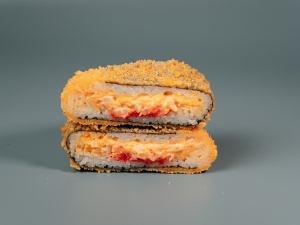 Онигири криспи с кальмаром