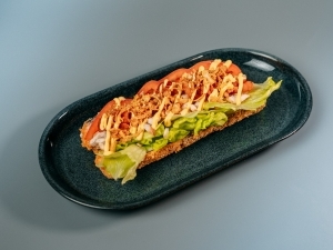 Хот-дог с курицей и беконом